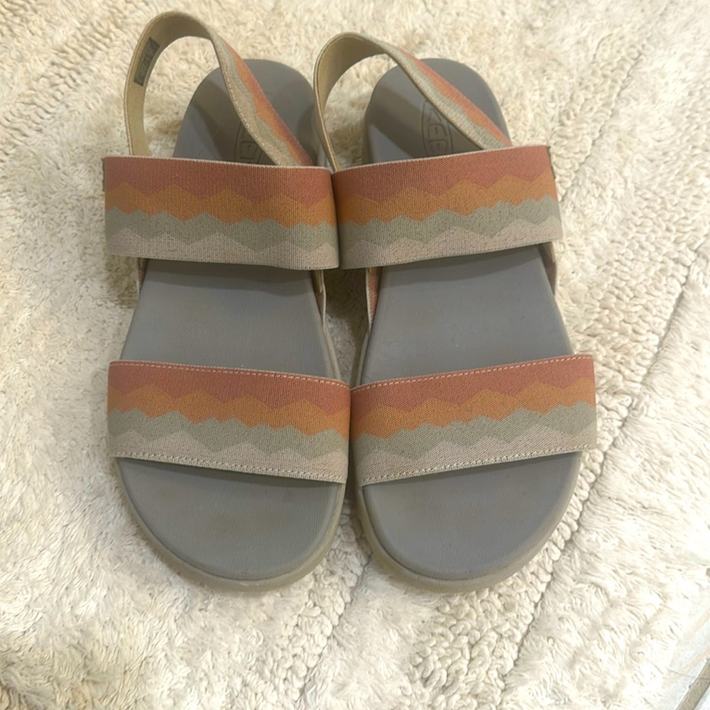 Women’s Keens sandals size 8